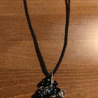 Ciondolo con cordino nero 