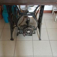 tavolo con macchina da cucire vintage 