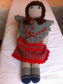 Bambola di lana fatta a mano