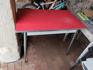 Tavolo in formica con sedie