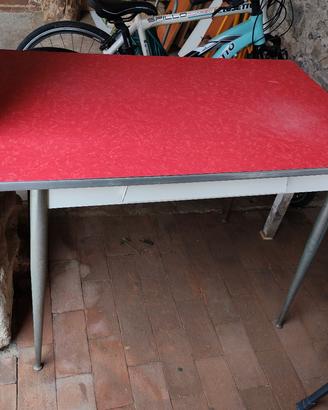 Tavolo in formica con sedie