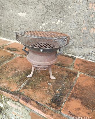 vecchio bracere in ferro .