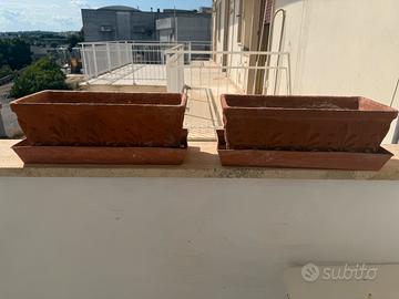Coppia di vaso in terracotta con sottovaso