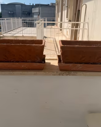 Coppia di vaso in terracotta con sottovaso