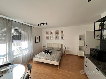 Monolocale moderno completamente arredato