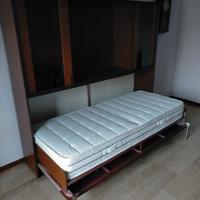 Armadio con letto singolo a scomparsa.