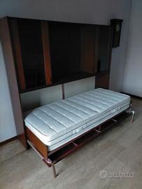 Armadio con letto singolo a scomparsa.