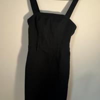 Abito nero classico senza maniche.