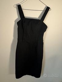 Abito nero classico senza maniche.