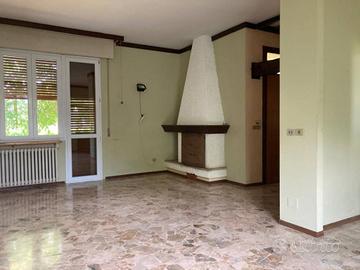 Villa di 180 m² con 4 locali e box auto a Curtaton