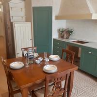 CUCINA DBS VERDE CON TOP IN MARMO E RIPOSTIGLIO