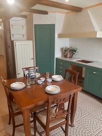 CUCINA DBS VERDE CON TOP IN MARMO E RIPOSTIGLIO