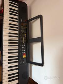 Pianola Yamaha con supporto sedia e leggìo