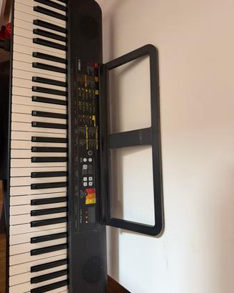 Pianola Yamaha con supporto sedia e leggìo