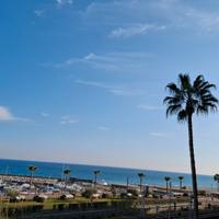 A 10 metri dalla spiaggia fronte e vista mare