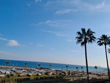 A 10 metri dalla spiaggia fronte e vista mare