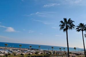 A 10 metri dalla spiaggia fronte e vista mare