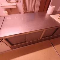 Bancone rivestito in acciaio