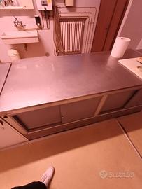 Bancone rivestito in acciaio