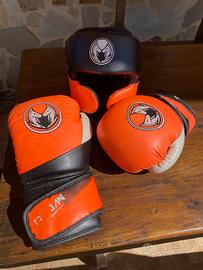 Guanti e caschetto da boxe