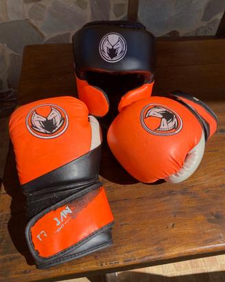 Guanti e caschetto da boxe