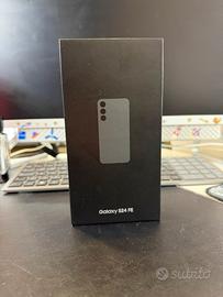 Samsung galaxy s24 fe guarda foto