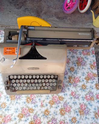 macchina da scrivere nelle condizioni che si trova
