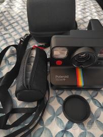 Polaroid Now+ con custodia e lenti colorate 