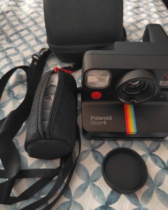 Polaroid Now+ con custodia e lenti colorate 