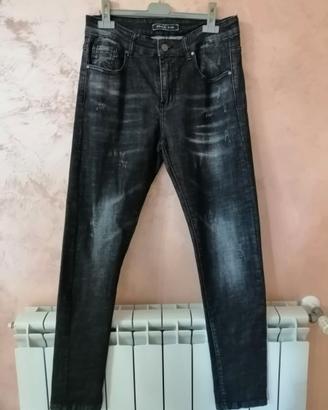 Jeans uomo colore scuro effetto strappato