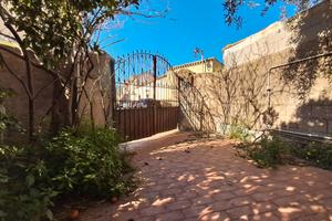 Casa con ingresso indipendente con ampio giardino