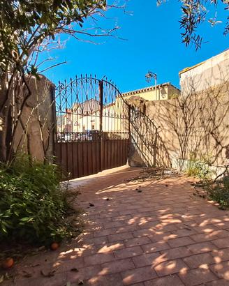 Casa con ingresso indipendente con ampio giardino