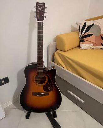 Chitarra acustica elettrificata