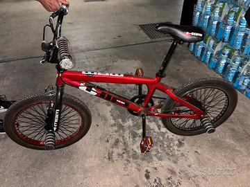 Bici BMX MBM Hip Hop con Pegs
