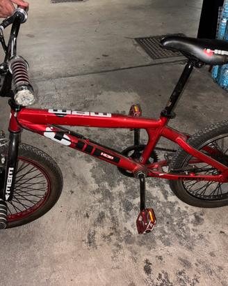 Bici BMX MBM Hip Hop con Pegs