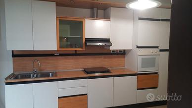 Cucina in legno +tavolo e sedie