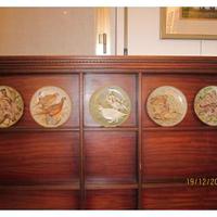 Bacheca portapiatti in legno di mogano