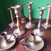 Lotto di antichi candelieri e bugie in ottone