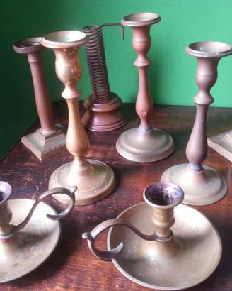 Lotto di antichi candelieri e bugie in ottone