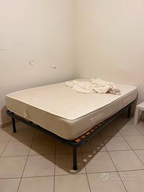 Letto matrimoniale e armadio in legno