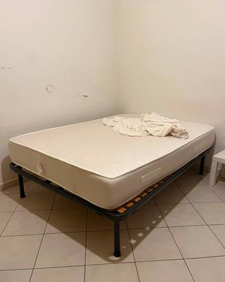 Letto matrimoniale e armadio in legno