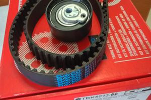 Kit distribuzione cinghia Dayco+2pulegge tendic.