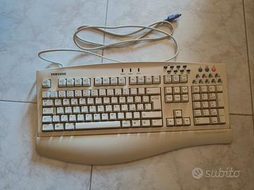 Due Tastiere pc con e senza filo + mouse