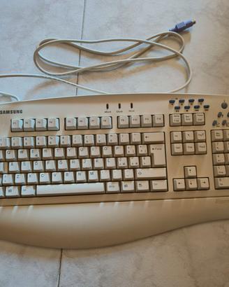 Due Tastiere pc con e senza filo + mouse