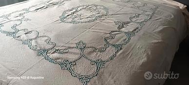 copriletto ricamato