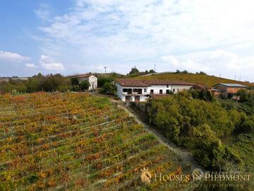 Cascinale Piemontese nel Cuore delle Langhe: Un'Oa