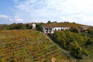 Cascinale Piemontese nel Cuore delle Langhe: Un'Oa