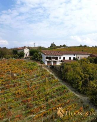 Cascinale Piemontese nel Cuore delle Langhe: Un'Oa