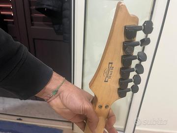 Basso con cassa acustica/amplificatore e chitarra