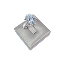 Anello in oro con acquamarina e diamanti